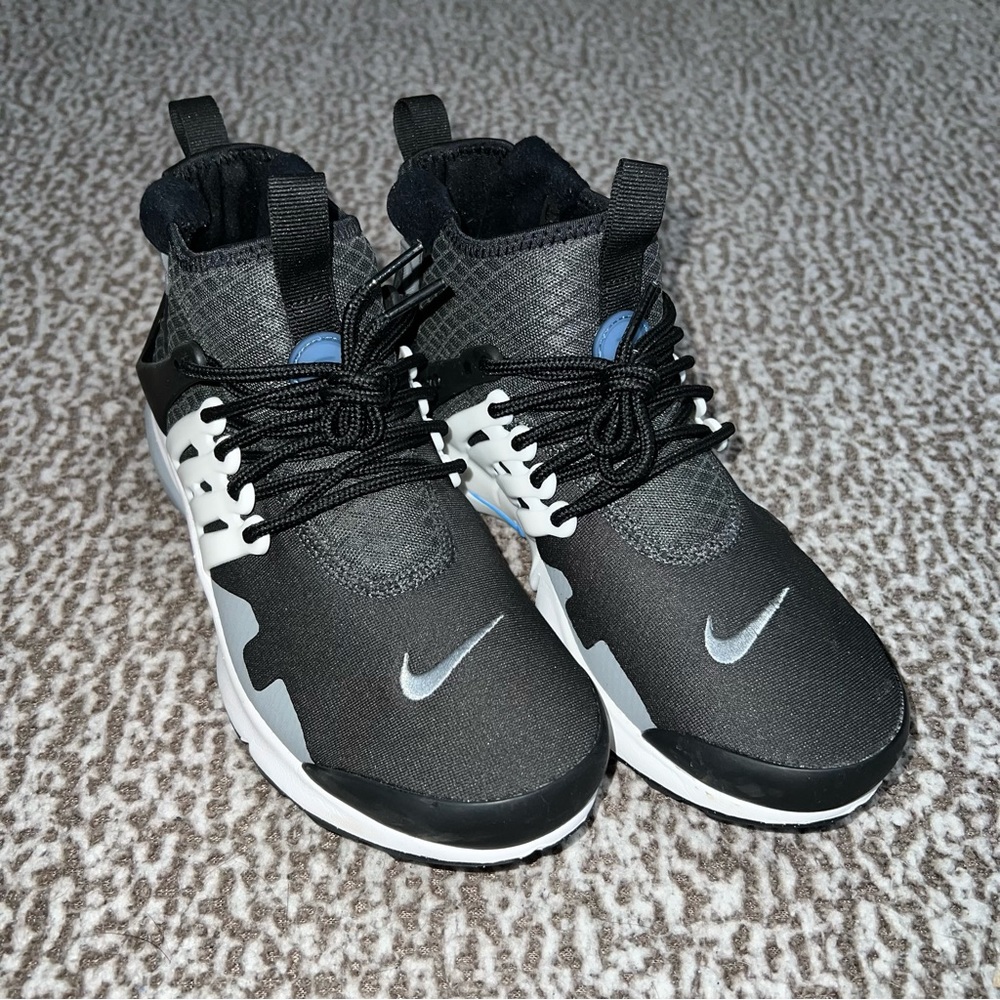 Nike sneaker boot